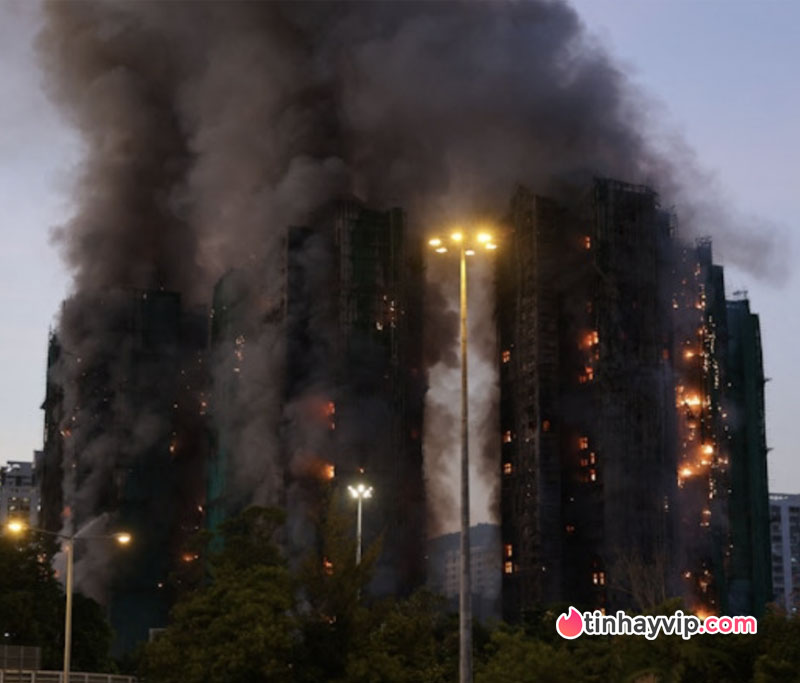 Cháy chung cư ở Hong Kong hơn 200 người mất tích