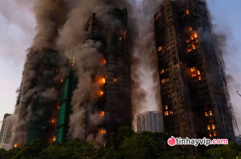 Cháy chung cư ở Hong Kong hơn 200 người mất tích