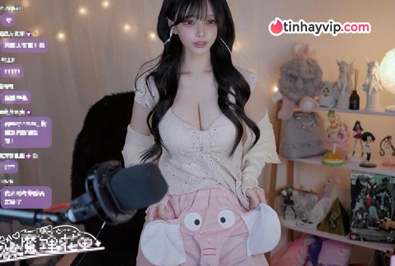 Chiếc quần vòi voi gây sốt cộng đồng mạng của nữ streamer Marika Chiếc quần vòi voi gây sốt cộng đồng mạng của nữ streamer Marika