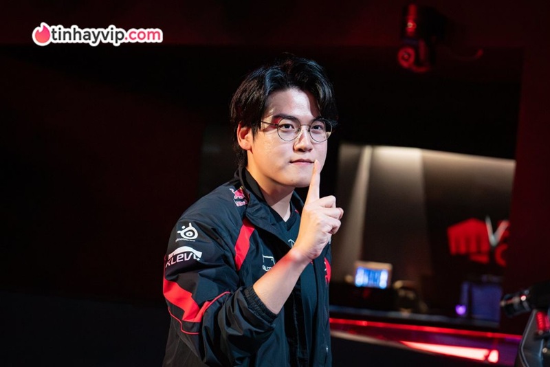 Cựu xạ thủ của Faker tuyên bố gây sốc, nhưng người kế nhiệm tại T1 mới là ngôi sao sáng nhất