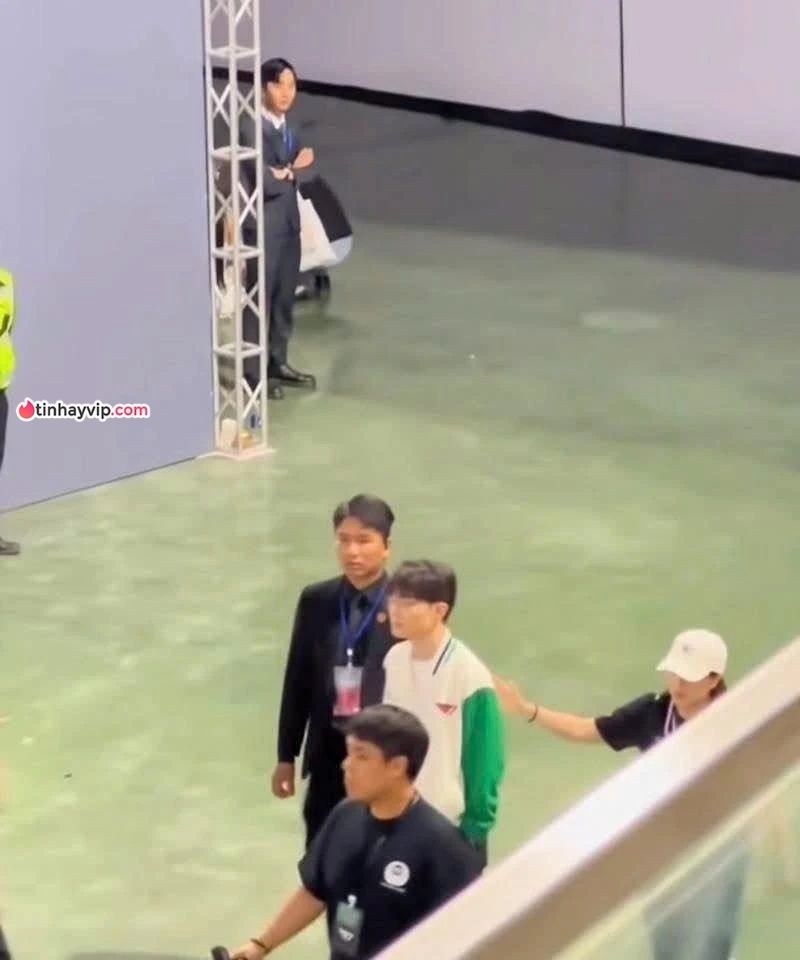 Drama sau fan meeting T1: Mai Dora, Văn Tùng và Thầy Giáo Ba lên tiếng