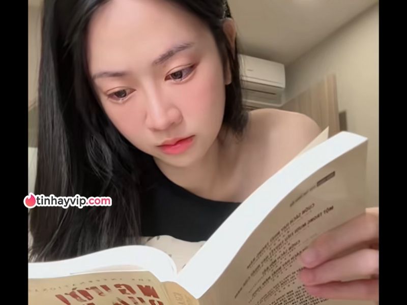 Lê Bống đọc sách và biểu cảm khiến cộng đồng mạng tranh cãi Lê Bống đọc sách và biểu cảm khiến cộng đồng mạng tranh cãi