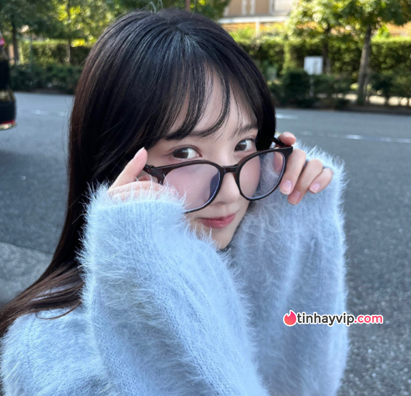 Sakakibara Moe bật khóc trong trải nghiệm tập thể đầu tiên