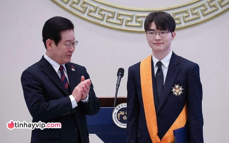 Faker được Tổng thống Hàn Quốc trao huân chương Rồng Xanh