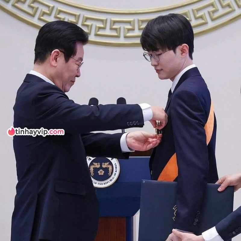 Faker được Tổng thống Hàn Quốc trao huân chương Rồng Xanh