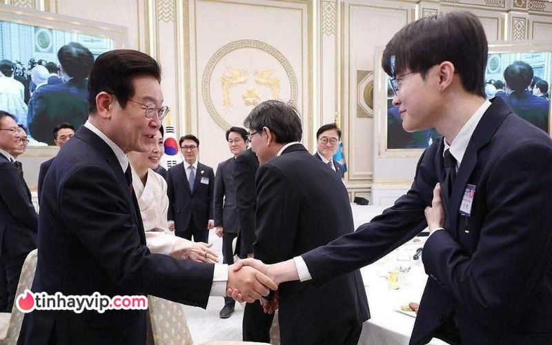 Faker được Tổng thống Hàn Quốc trao huân chương Rồng Xanh