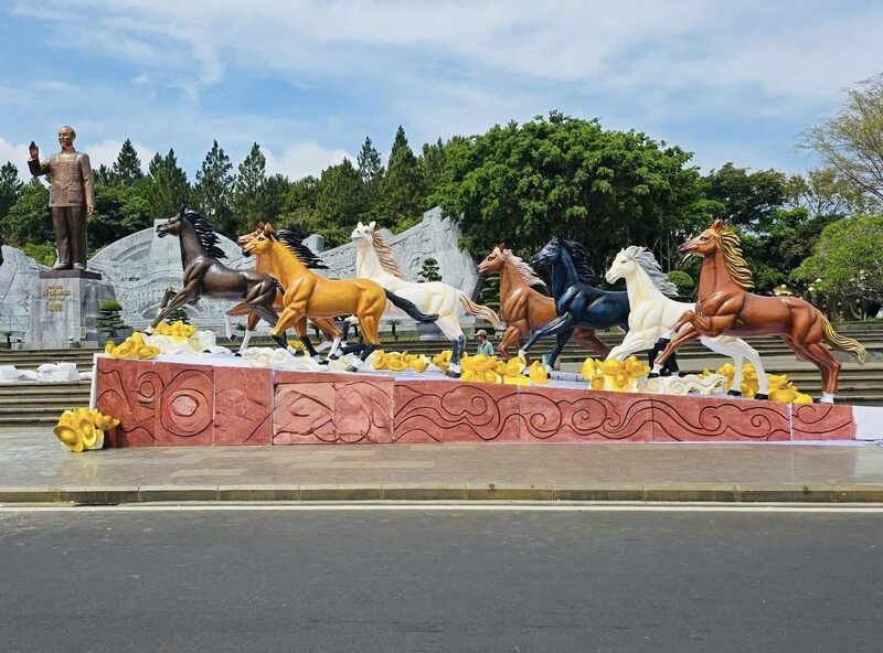 Chiêm ngưỡng dàn linh vật 2026 mã đáo thành công