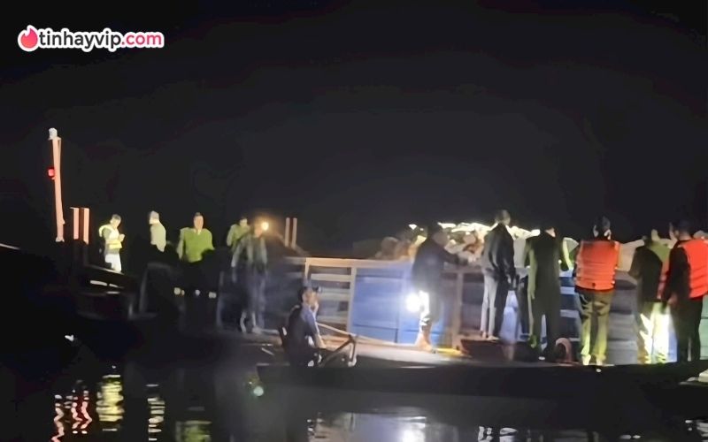 Thông tin vụ lật tàu hồ Thác Bà khiến 6 người mất tích Thông tin vụ lật tàu Hồ Thác Bà khiến 6 người mất tích