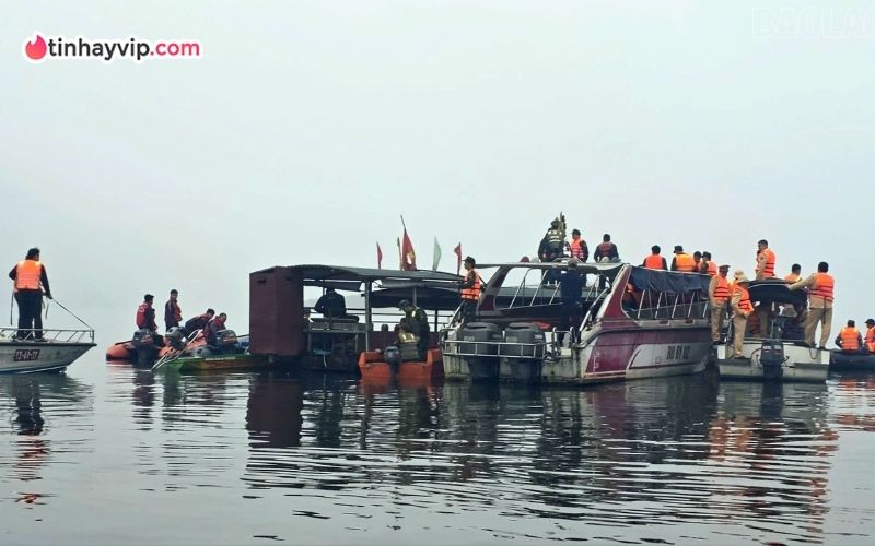 Thông tin vụ lật tàu hồ Thác Bà khiến 6 người mất tích Thông tin vụ lật tàu Hồ Thác Bà khiến 6 người mất tích