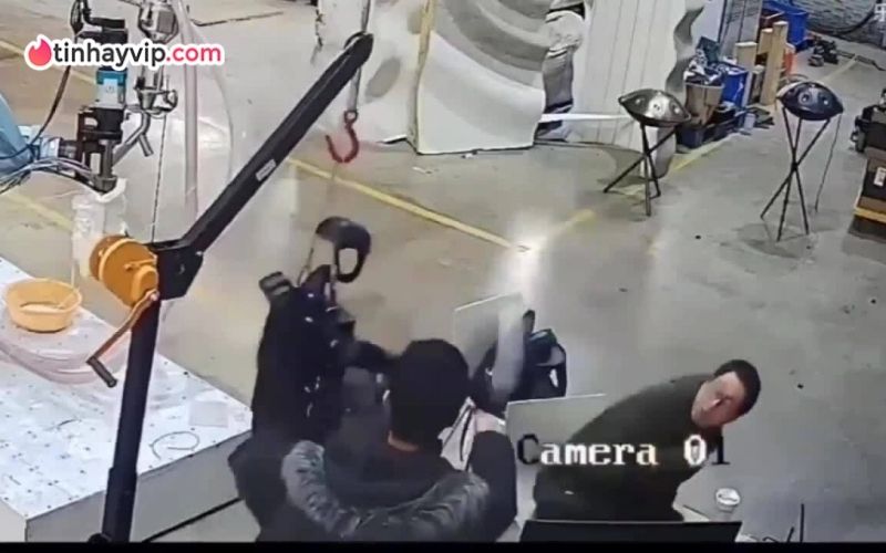 Robot Unitree G1 của Trung Quốc đá xịt máu mũi người điều khiển Robot Unitree G1 của Trung Quốc đá xịt máu mũi người điều khiển