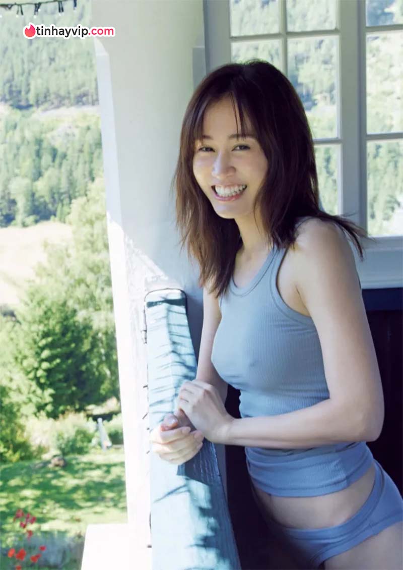 Cựu thành viên AKB48 Atsuko Maeda để lộ lông vùng kín