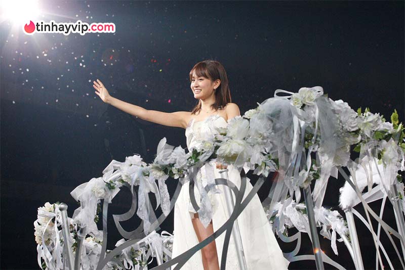 Cựu thành viên AKB48 Atsuko Maeda để lộ lông vùng kín