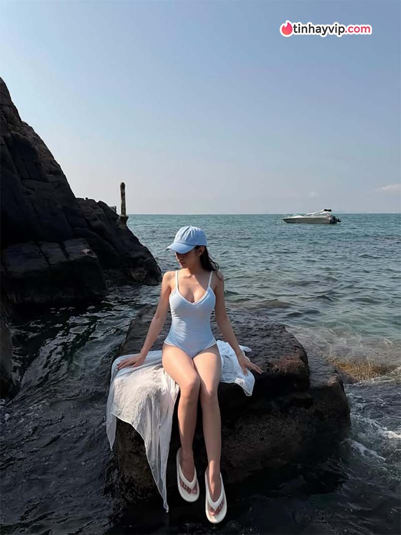 Hoàng Lan Anh và màn lên đồ bikini, khoe trọn đường cong