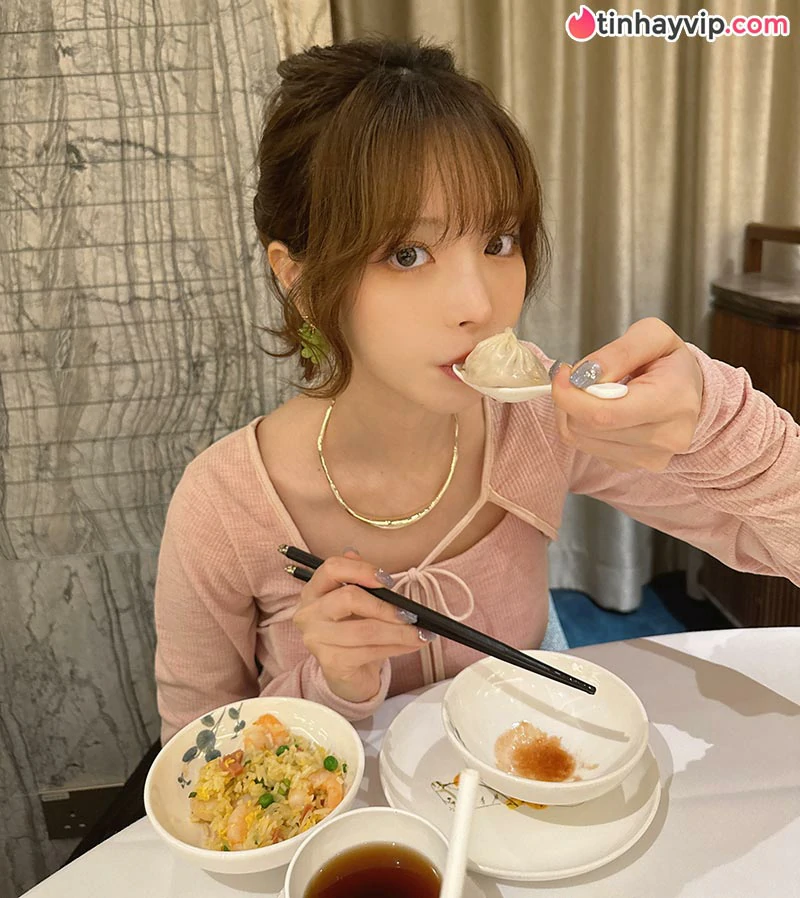 Kana Momonogi bất ngờ xuất hiện tại sân bóng chày khiến MXH bùng nổ