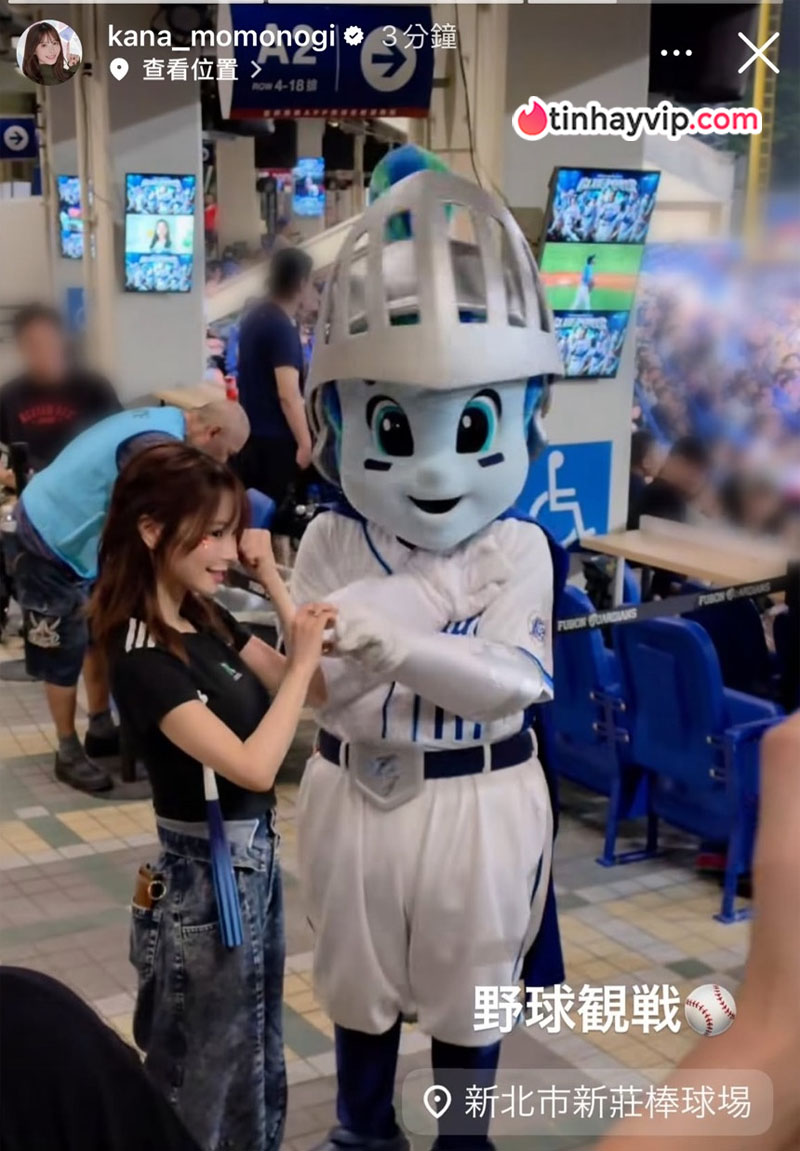 Kana Momonogi bất ngờ xuất hiện tại sân bóng chày khiến MXH bùng nổ