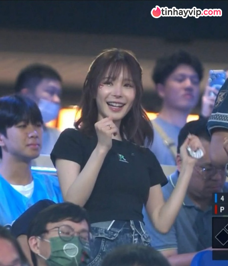 Kana Momonogi bất ngờ xuất hiện tại sân bóng chày khiến MXH bùng nổ