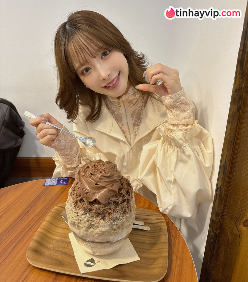 Kana Momonogi bất ngờ xuất hiện tại sân bóng chày khiến MXH bùng nổ