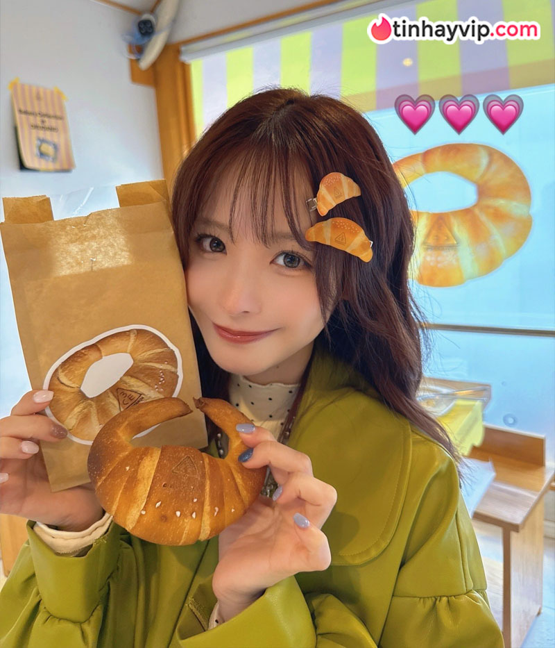 Kana Momonogi bất ngờ xuất hiện tại sân bóng chày khiến MXH bùng nổ