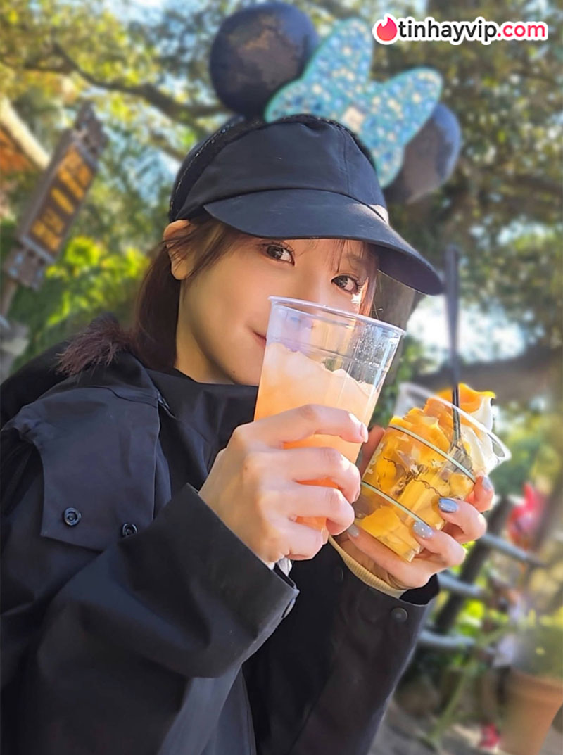 Kana Momonogi bất ngờ xuất hiện tại sân bóng chày khiến MXH bùng nổ