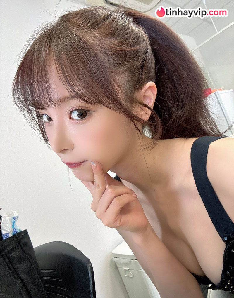 Kana Momonogi bất ngờ xuất hiện tại sân bóng chày khiến MXH bùng nổ