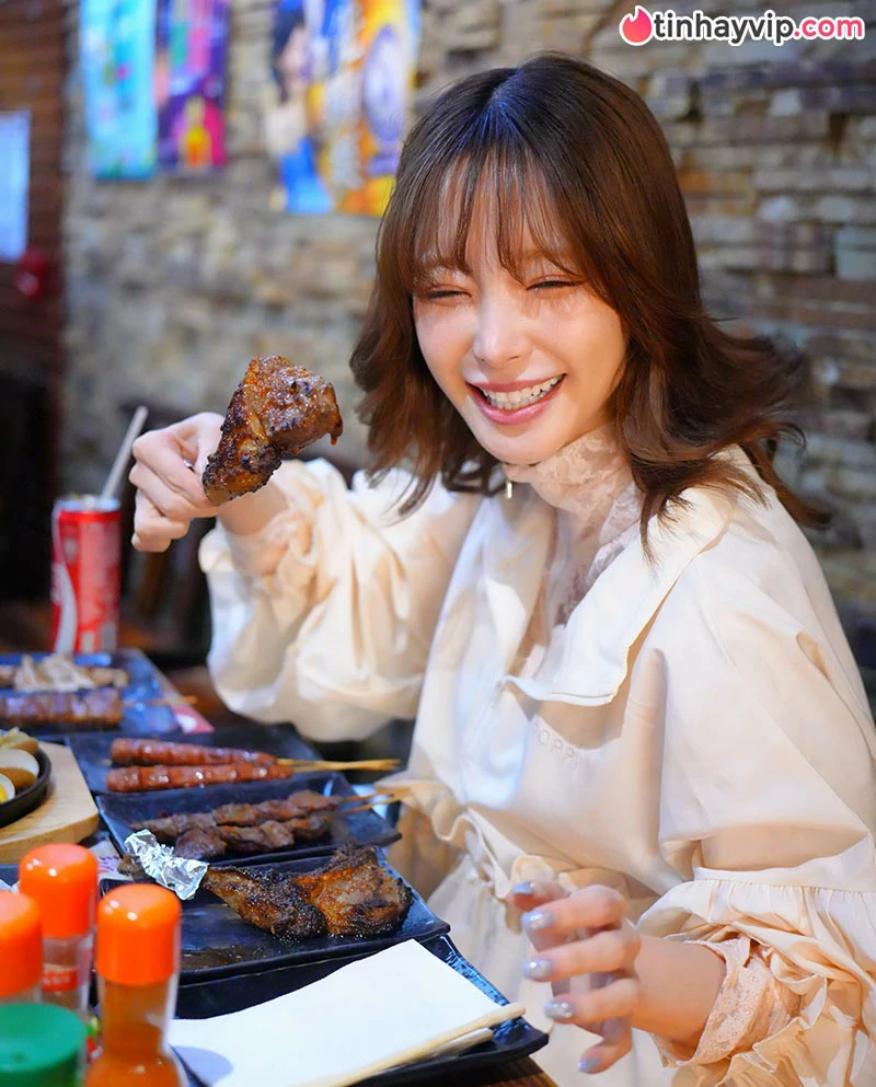 Kana Momonogi bất ngờ xuất hiện tại sân bóng chày khiến MXH bùng nổ