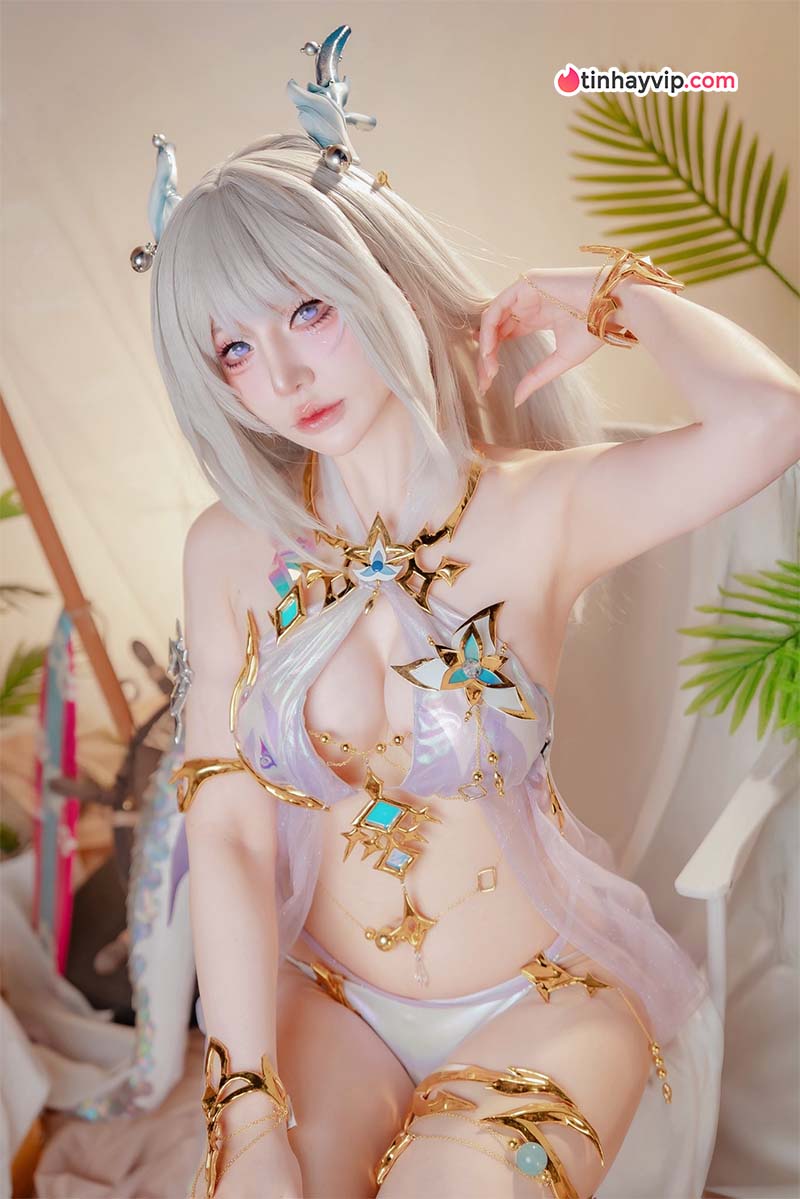 Lapis Lazuli trong concept cưỡi ngựa bên bờ biển