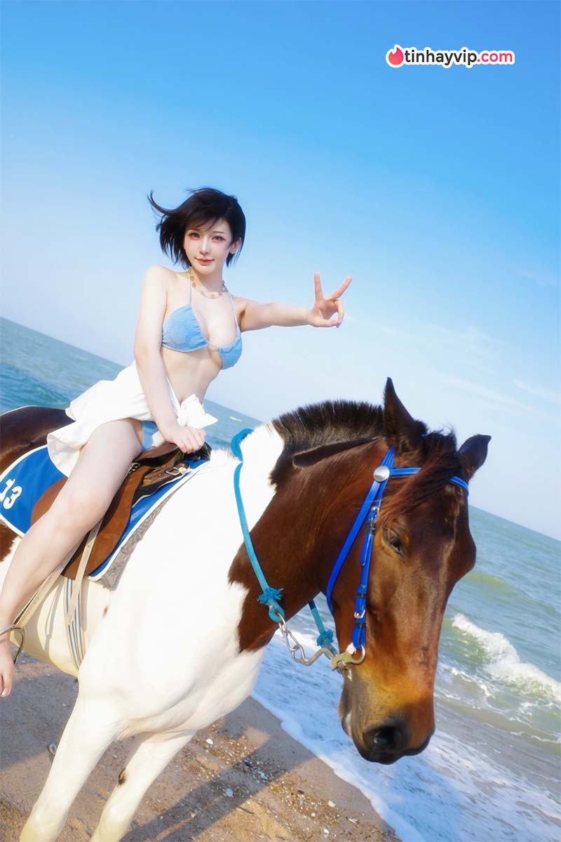 Lapis Lazuli trong concept cưỡi ngựa bên bờ biển