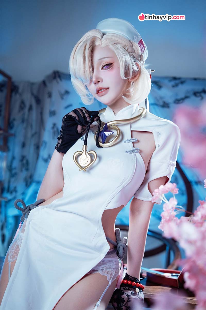 Lapis Lazuli trong concept cưỡi ngựa bên bờ biển