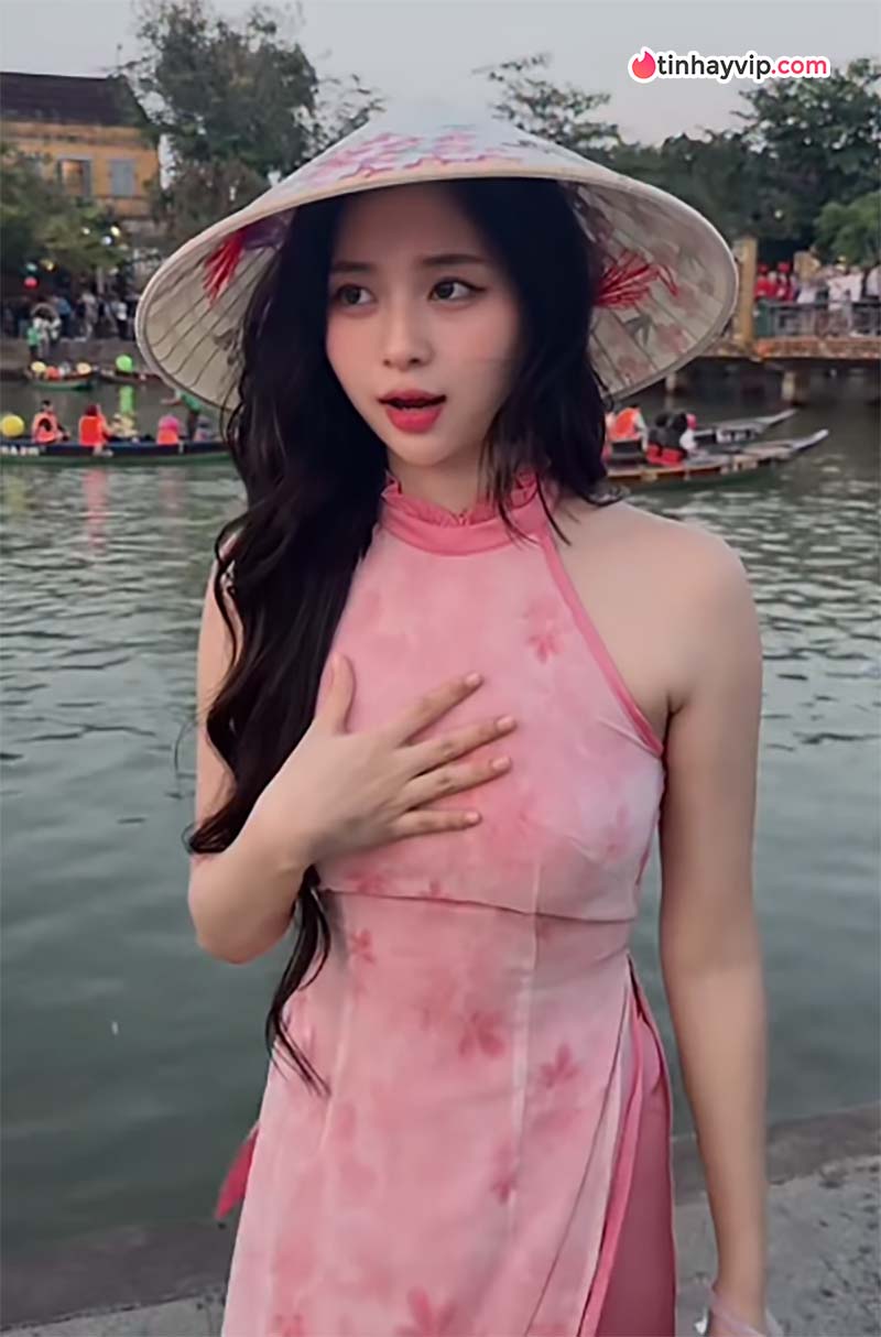 Mỹ nhân ngoại quốc gây sốt trong tà áo dài Việt Nam