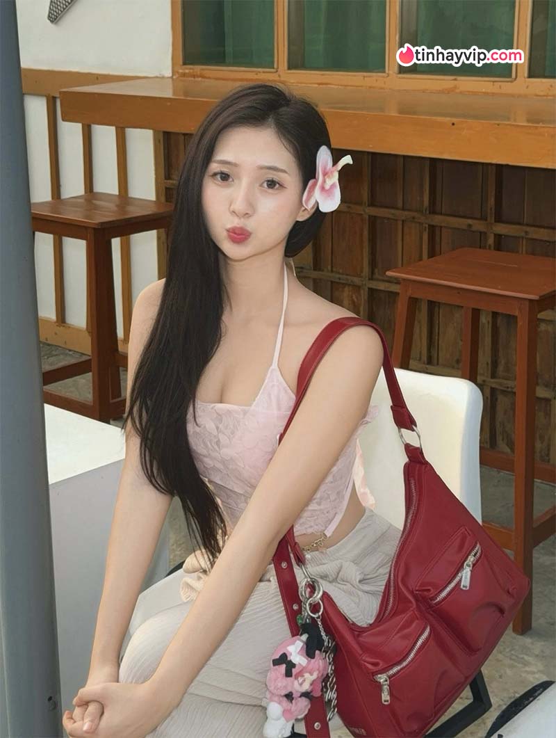 Mỹ nhân ngoại quốc gây sốt trong tà áo dài Việt Nam