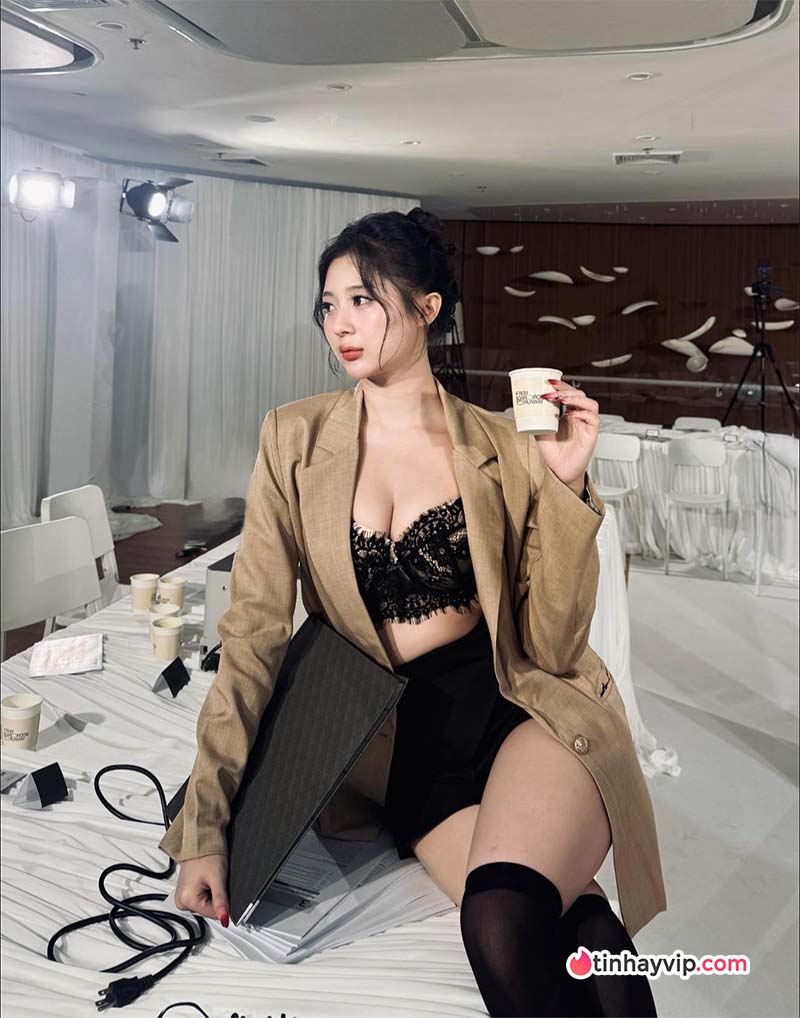 Mỹ nhân ngoại quốc gây sốt trong tà áo dài Việt Nam