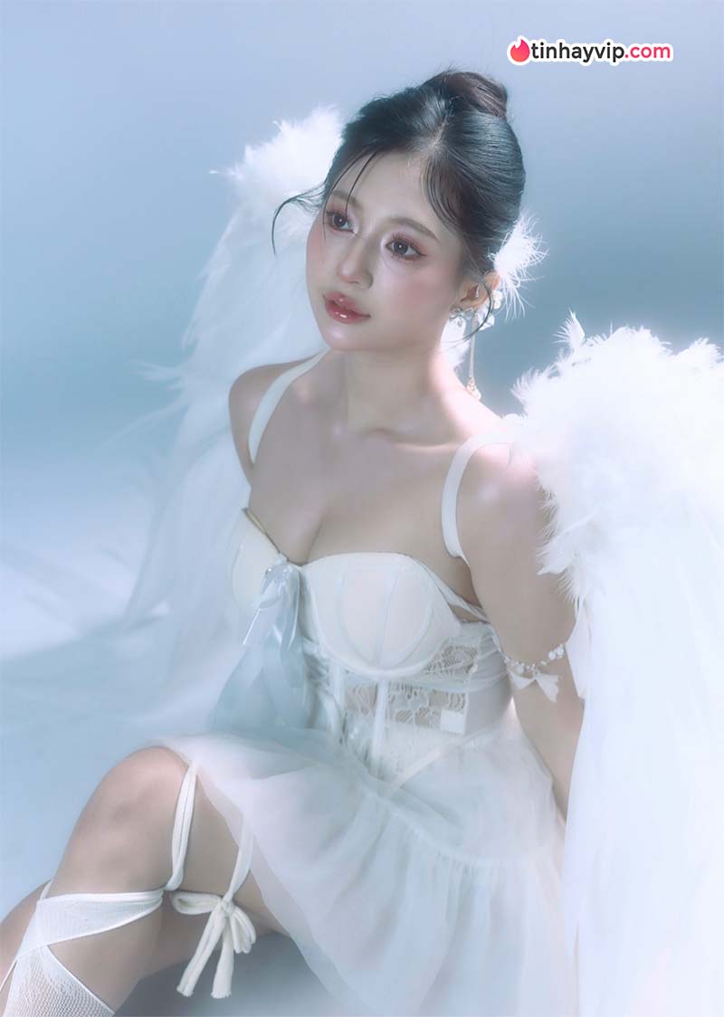 Mỹ nhân ngoại quốc gây sốt trong tà áo dài Việt Nam