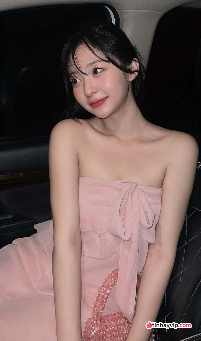 Mỹ nhân ngoại quốc gây sốt trong tà áo dài Việt Nam