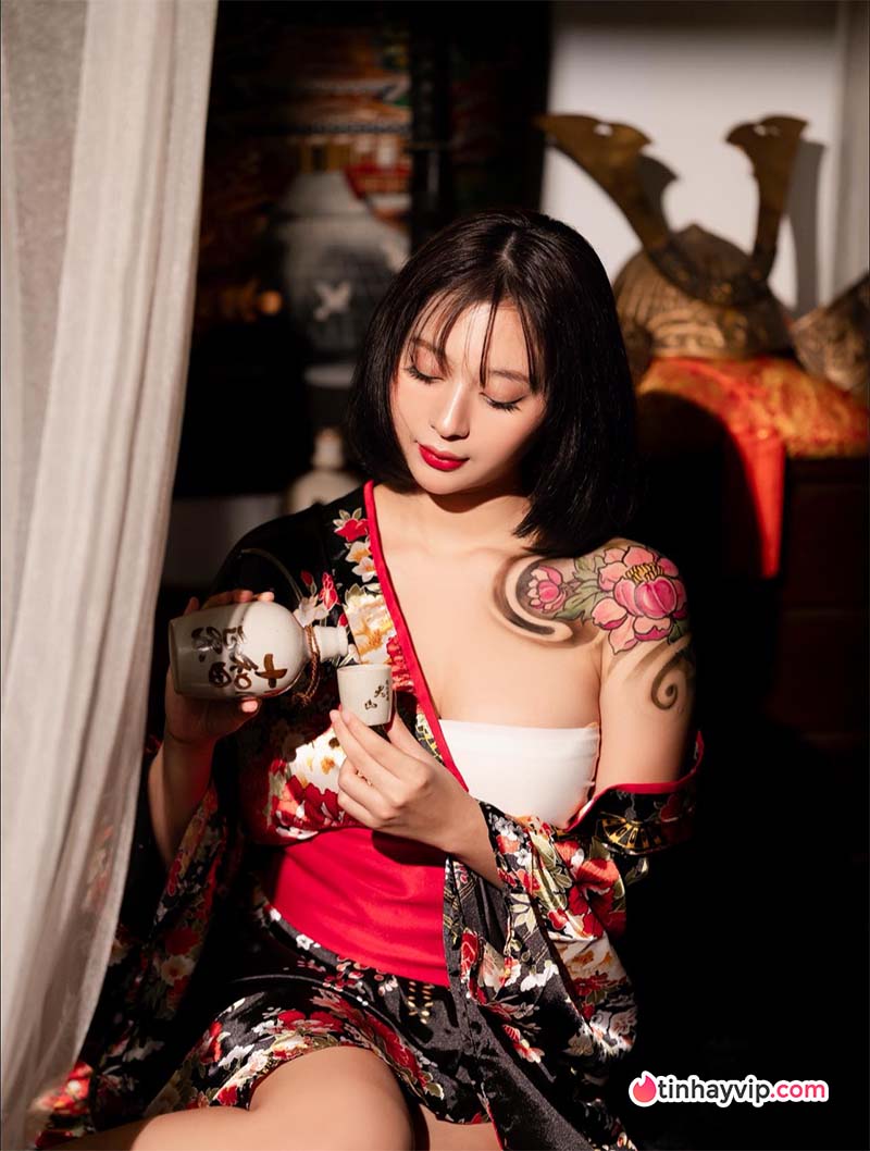 Mỹ nhân ngoại quốc gây sốt trong tà áo dài Việt Nam