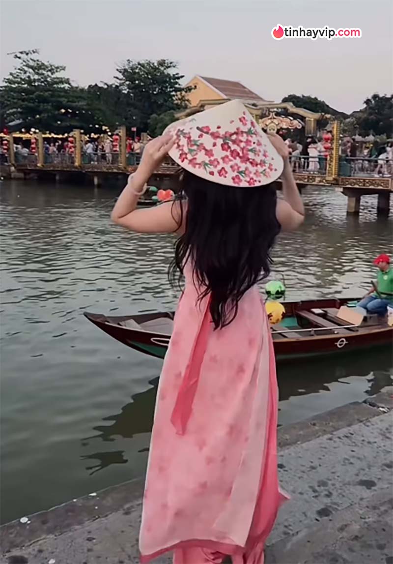 Mỹ nhân ngoại quốc gây sốt trong tà áo dài Việt Nam