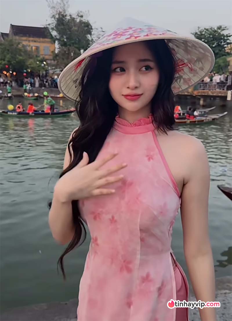 Mỹ nhân ngoại quốc gây sốt trong tà áo dài Việt Nam