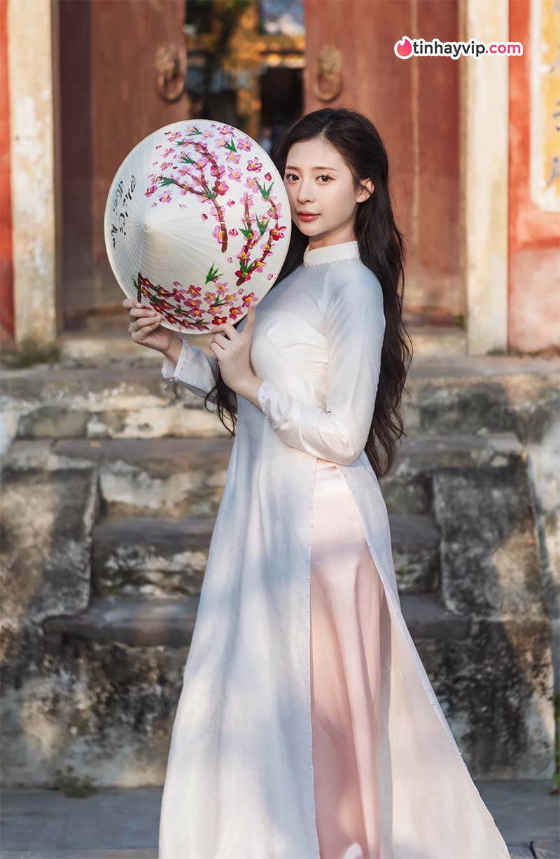 Mỹ nhân ngoại quốc gây sốt trong tà áo dài Việt Nam