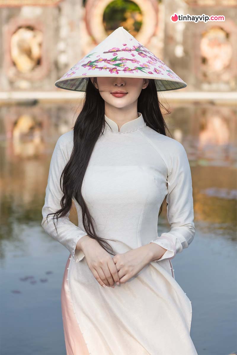 Mỹ nhân ngoại quốc gây sốt trong tà áo dài Việt Nam