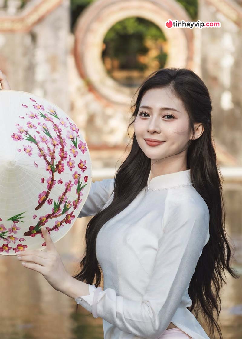 Mỹ nhân ngoại quốc gây sốt trong tà áo dài Việt Nam