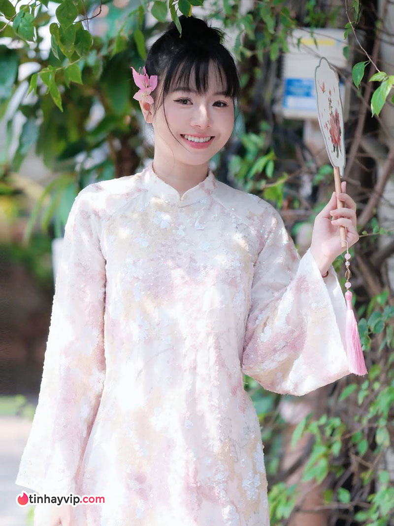 Giang Shana - Hot girl Instagram sở hữu vẻ đẹp kẹo ngọt cùng đường cong cuốn hút