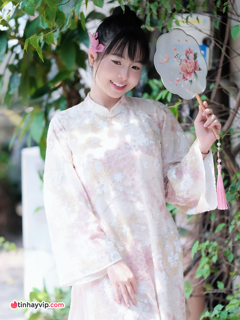 Giang Shana - Hot girl Instagram sở hữu vẻ đẹp kẹo ngọt cùng đường cong cuốn hút