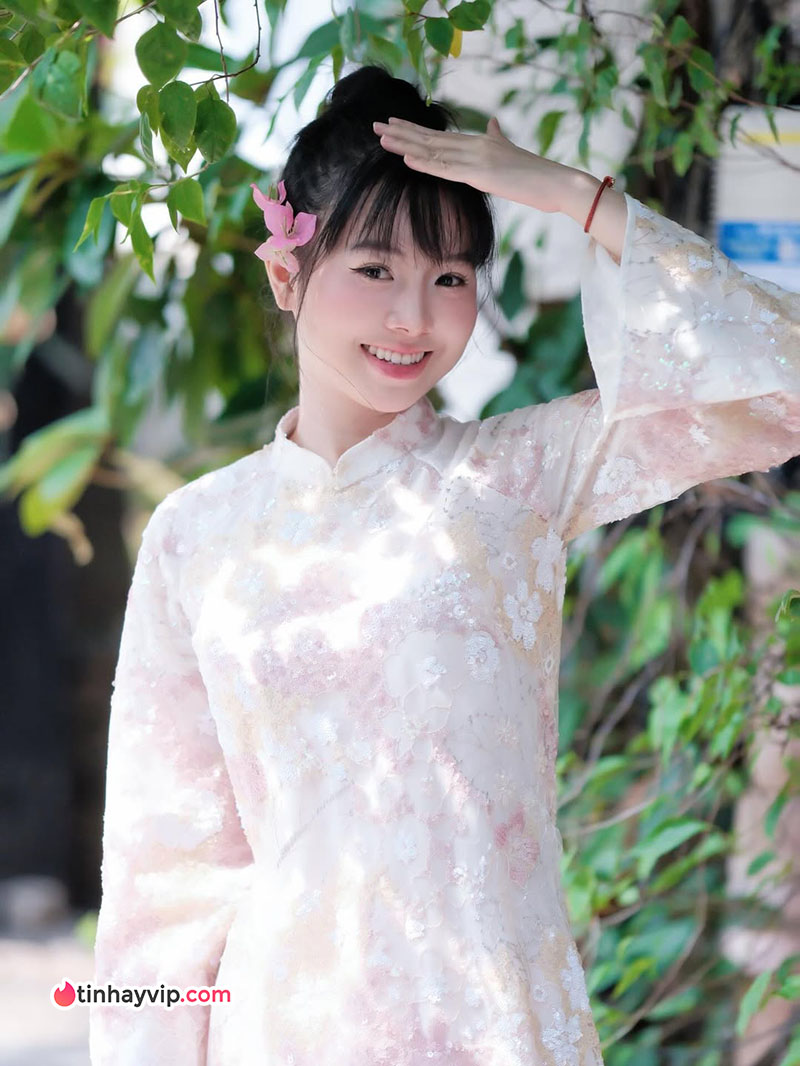 Giang Shana - Hot girl Instagram sở hữu vẻ đẹp kẹo ngọt cùng đường cong cuốn hút