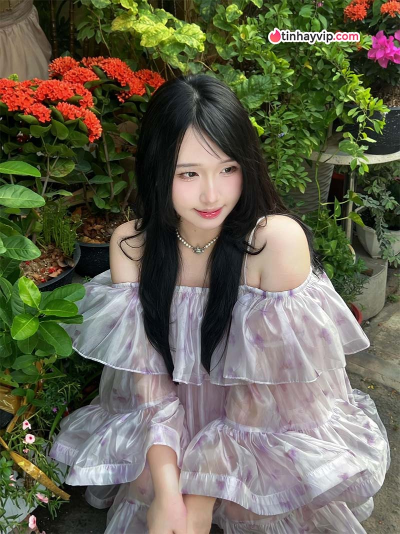 Rời xa nét đẹp táo bạo, Julia Ha khoe nét đẹp thanh tú