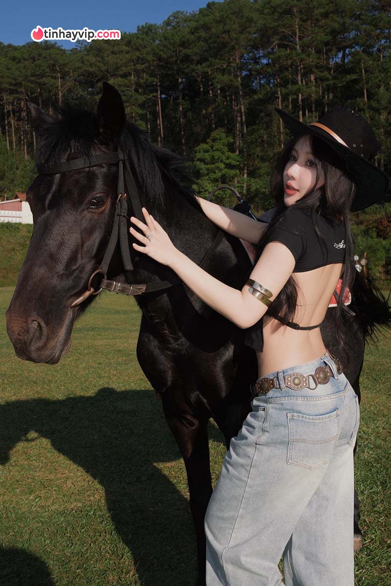 Thanh Hằng khoe nét đẹp thần thái trên lưng ngựa
