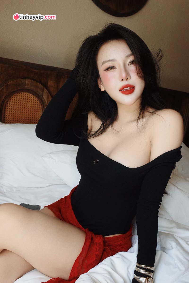 Thanh Hằng khoe nét đẹp thần thái trên lưng ngựa