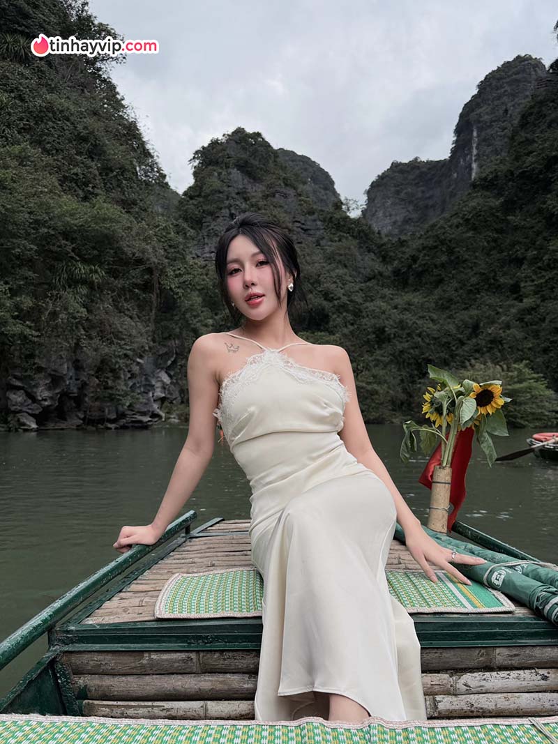 Thanh Hằng khoe nét đẹp thần thái trên lưng ngựa