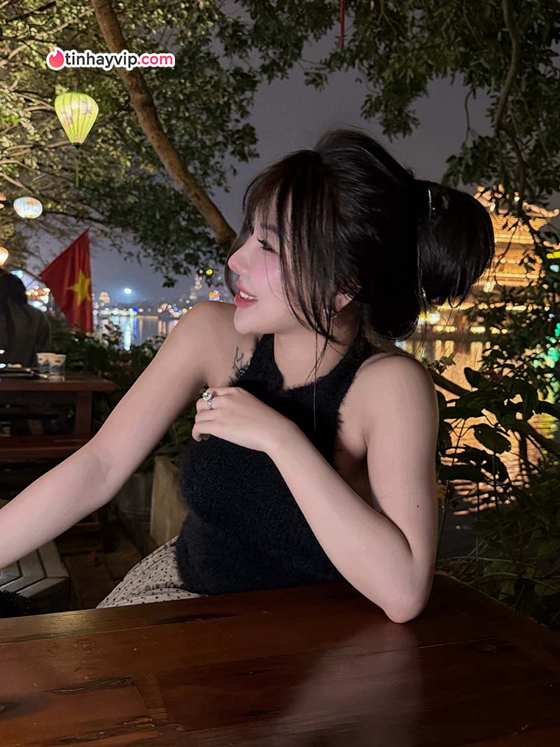 Thanh Hằng khoe nét đẹp thần thái trên lưng ngựa