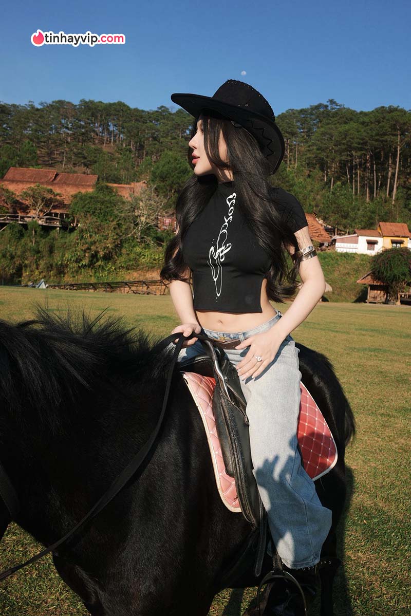 Thanh Hằng khoe nét đẹp thần thái trên lưng ngựa