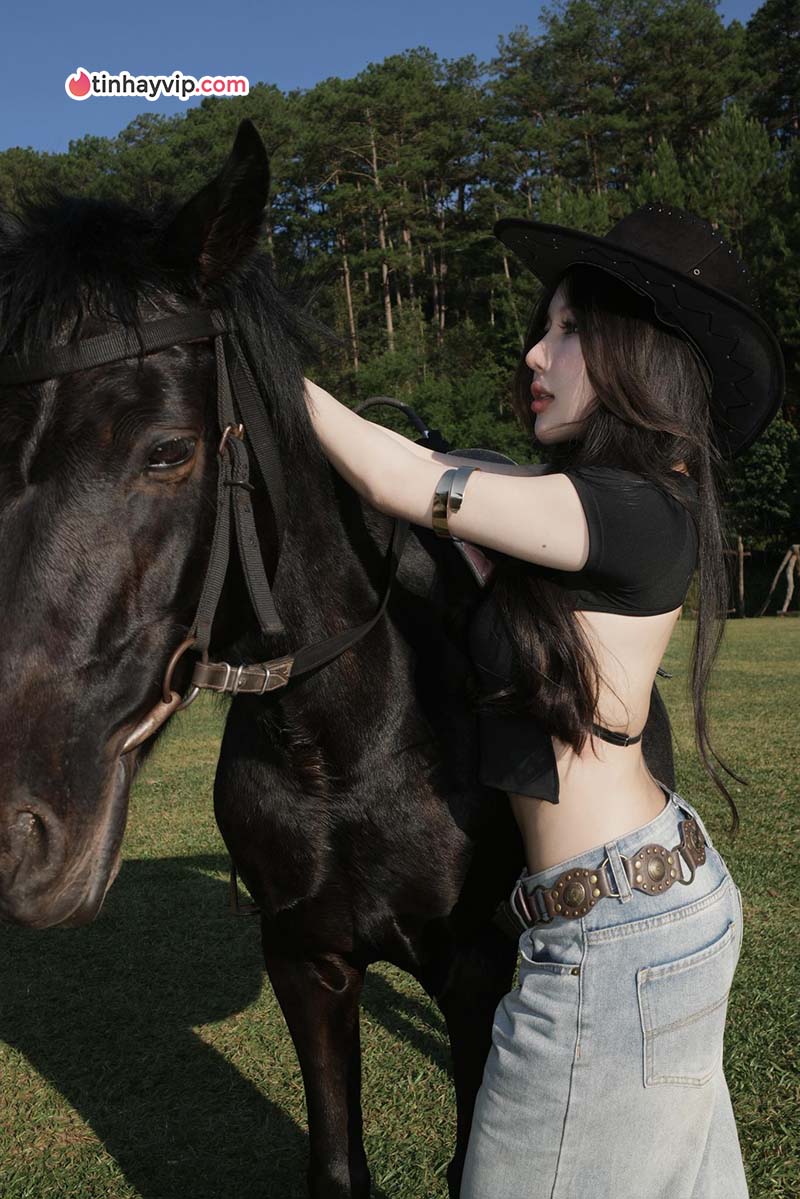 Thanh Hằng khoe nét đẹp thần thái trên lưng ngựa