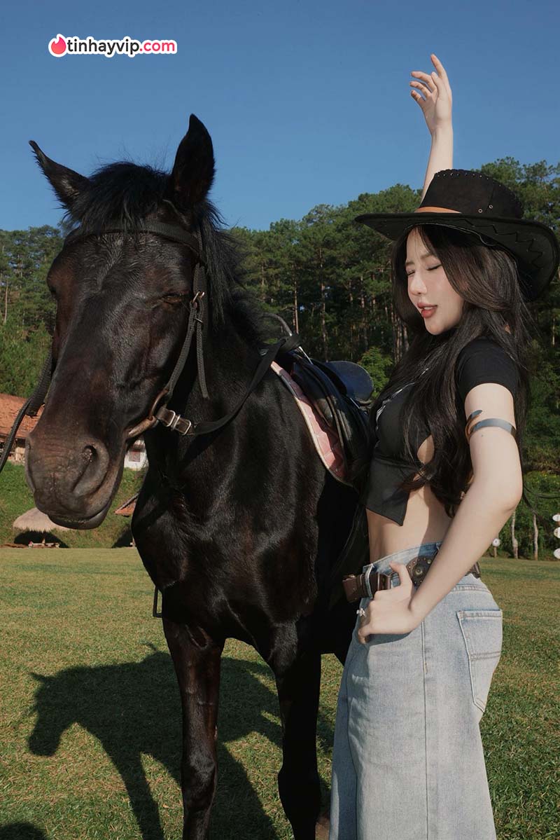 Thanh Hằng khoe nét đẹp thần thái trên lưng ngựa